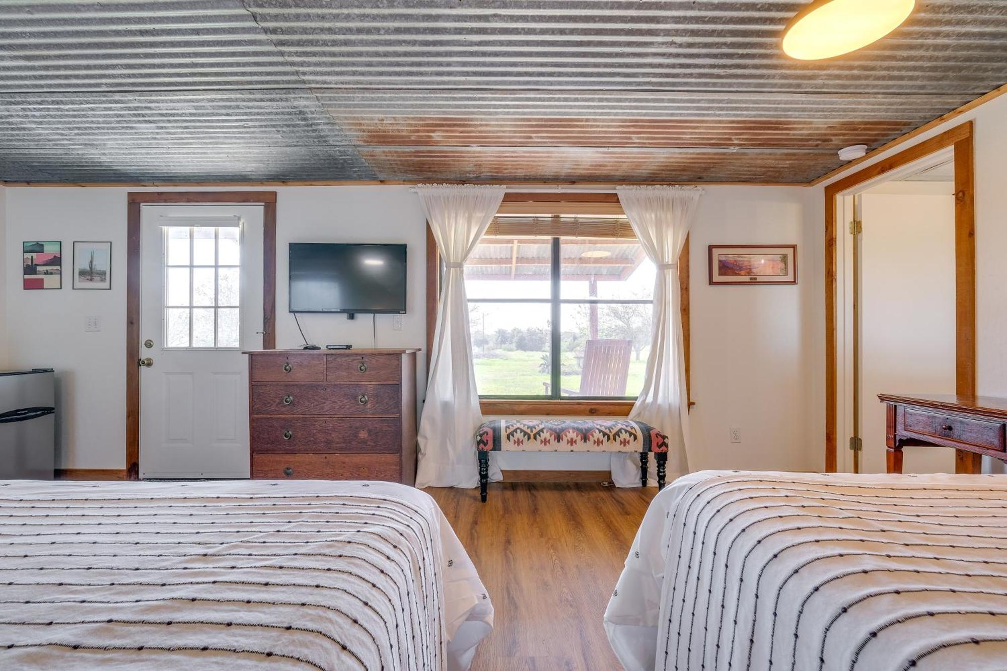 Delightful Carmine Studio On Farm Near Round Top! Exterior photo